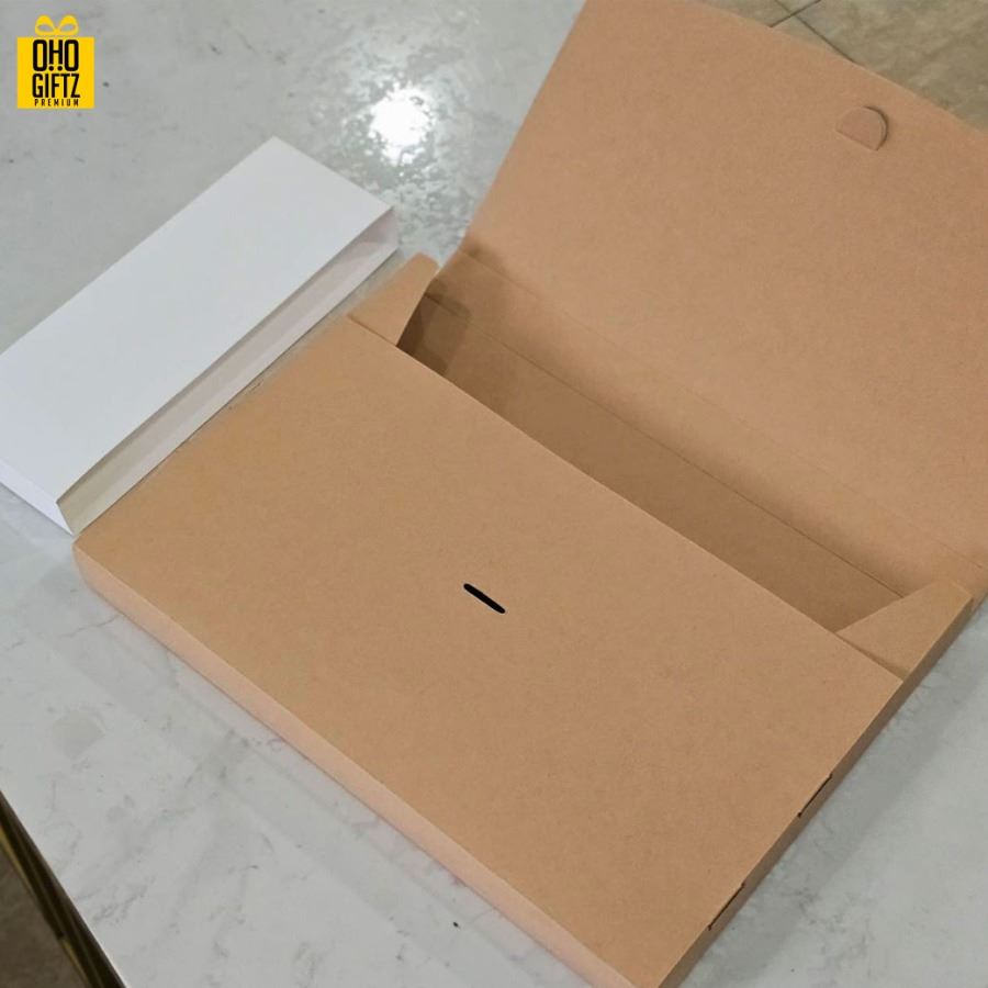 กล่องใส่เสื้อยืด T-Shirt กล่องกระดาษคราฟท์คุณภาพดี มาพร้อมสายคาดสีขาว สามารถติดสติ๊กเกอร์โลโก้เองได้ หรือให้เราสกรีนก็ได้