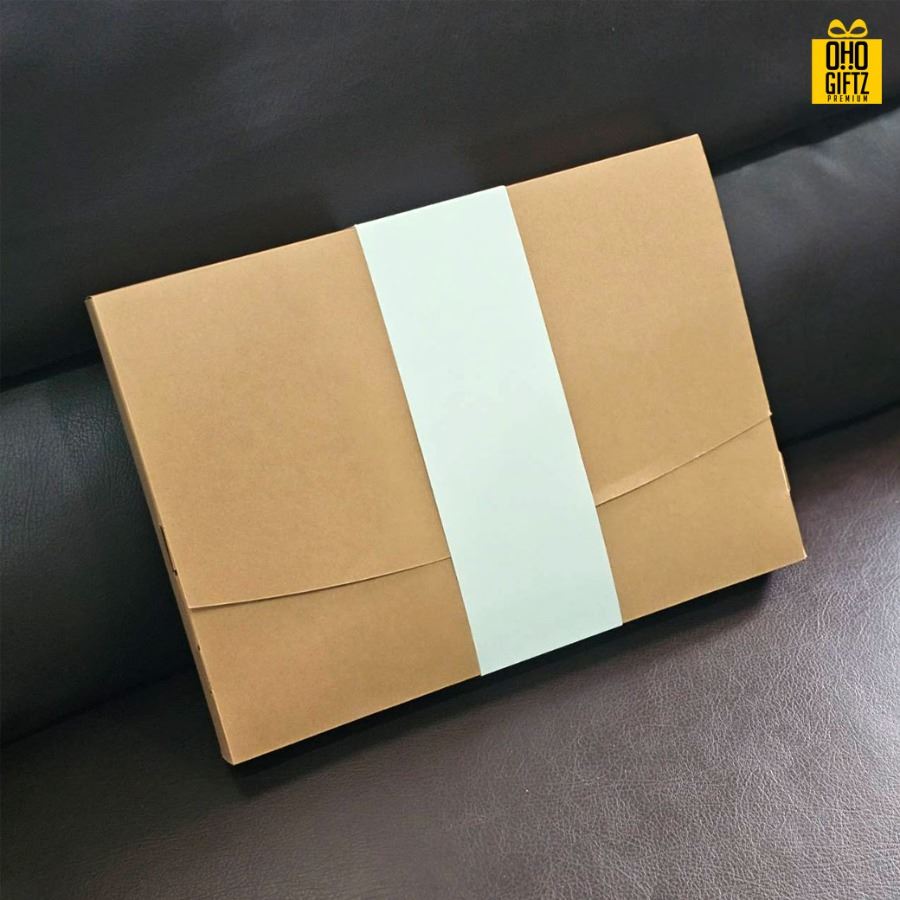 กล่องใส่เสื้อยืด T-Shirt กล่องกระดาษคราฟท์คุณภาพดี มาพร้อมสายคาดสีขาว สามารถติดสติ๊กเกอร์โลโก้เองได้ หรือให้เราสกรีนก็ได้