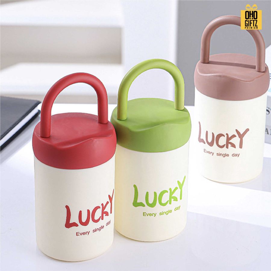 กระบอกน้ำพลาสติกมีหูจับมีที่วางมือถือ สกรีนโลโก้ ทำเป็นของพรีเมี่ยมได้