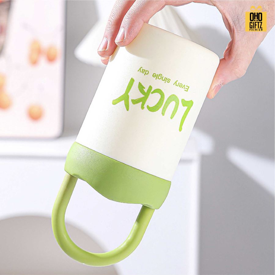 กระบอกน้ำพลาสติกมีหูจับมีที่วางมือถือ สกรีนโลโก้ ทำเป็นของพรีเมี่ยมได้