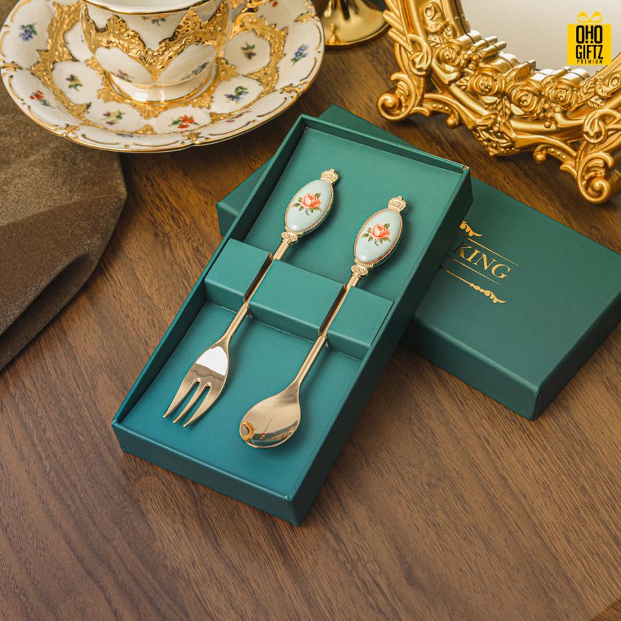 เซ็ตช้อนส้อมสไตล์วินเทจ พิมพ์สติกเกอร์ชื่อฟรี ทำเป็นของพรีเมี่ยม ของชำร่วยงานเเต่งงานได้