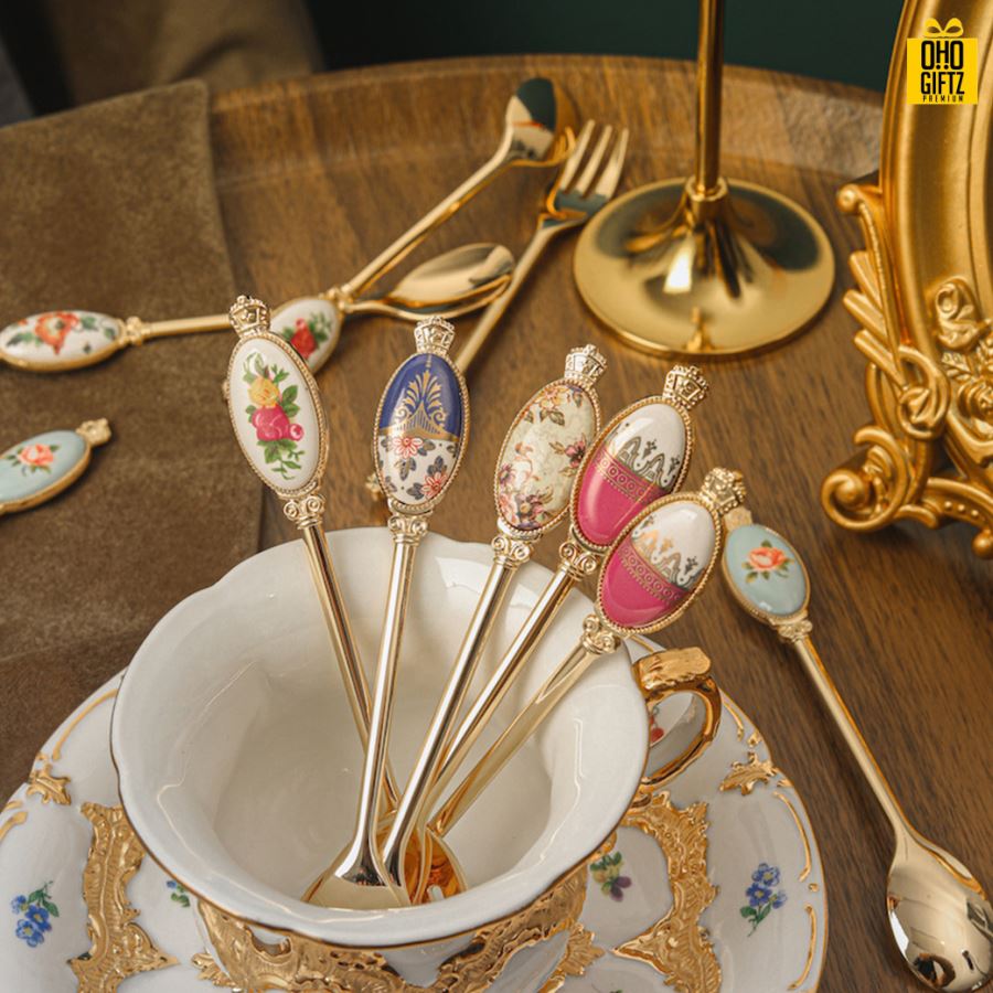 เซ็ตช้อนส้อมสไตล์วินเทจ พิมพ์สติกเกอร์ชื่อฟรี ทำเป็นของพรีเมี่ยม ของชำร่วยงานเเต่งงานได้