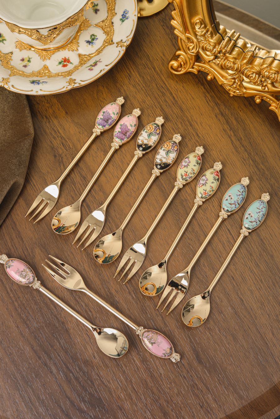 เซ็ตช้อนส้อมสไตล์วินเทจ พิมพ์สติกเกอร์ชื่อฟรี ทำเป็นของพรีเมี่ยม ของชำร่วยงานเเต่งงานได้