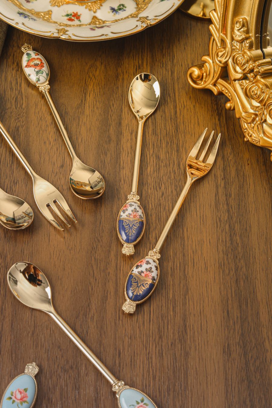 เซ็ตช้อนส้อมสไตล์วินเทจ พิมพ์สติกเกอร์ชื่อฟรี ทำเป็นของพรีเมี่ยม ของชำร่วยงานเเต่งงานได้