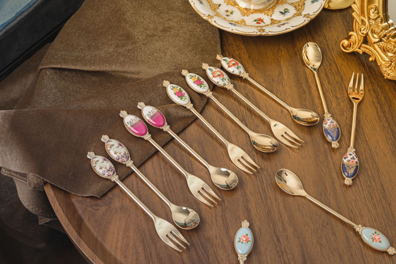 เซ็ตช้อนส้อมสไตล์วินเทจ พิมพ์สติกเกอร์ชื่อฟรี ทำเป็นของพรีเมี่ยม ของชำร่วยงานเเต่งงานได้