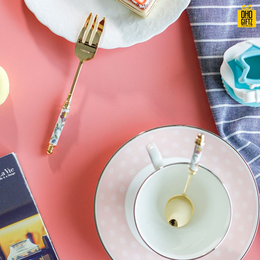 เซ็ตช้อนส้อมสแตนเลส พิมพ์สติกเกอร์ชื่อฟรี ทำเป็นของพรีเมี่ยม ของชำร่วยงานเเต่งงานได้