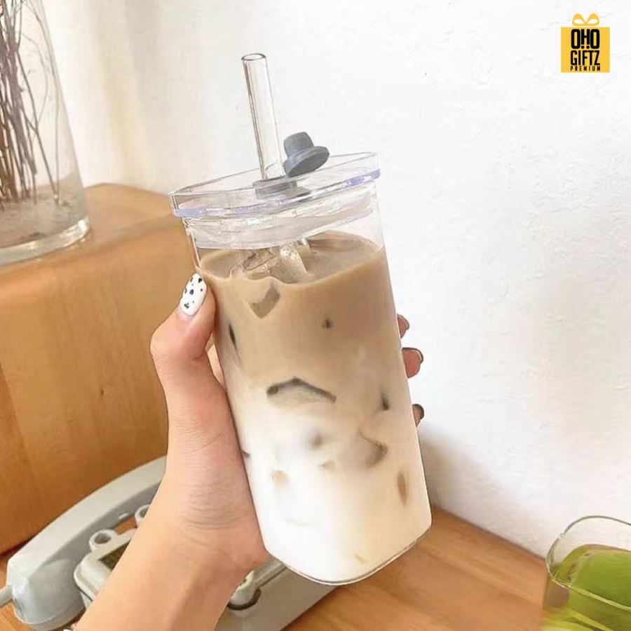 แก้วทรงสี่เหลี่ยมพร้อมฝาปิดและหลอด สกรีนชื่อ สกรีนโลโก้ ทำเป็นของพรีเมี่ยมได้