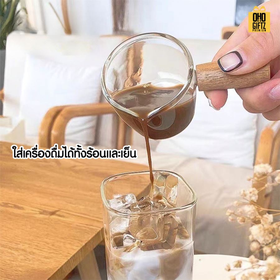 แก้วทรงสี่เหลี่ยมพร้อมฝาปิดและหลอด สกรีนชื่อ สกรีนโลโก้ ทำเป็นของพรีเมี่ยมได้