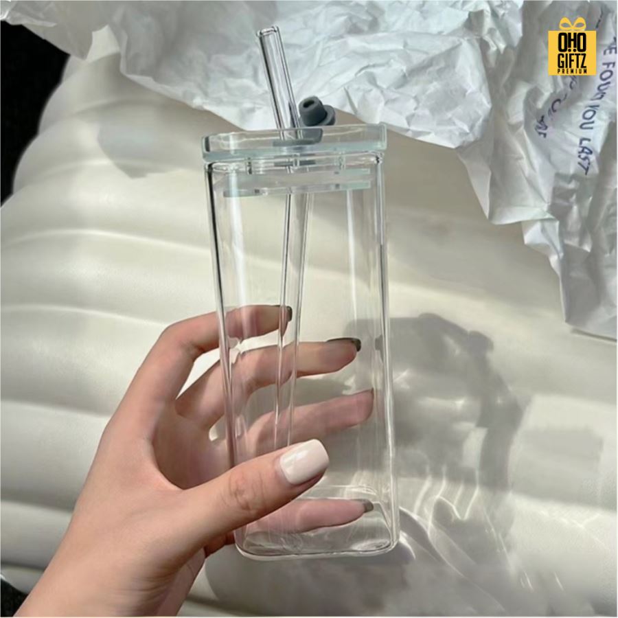 แก้วทรงสี่เหลี่ยมพร้อมฝาปิดและหลอด สกรีนชื่อ สกรีนโลโก้ ทำเป็นของพรีเมี่ยมได้