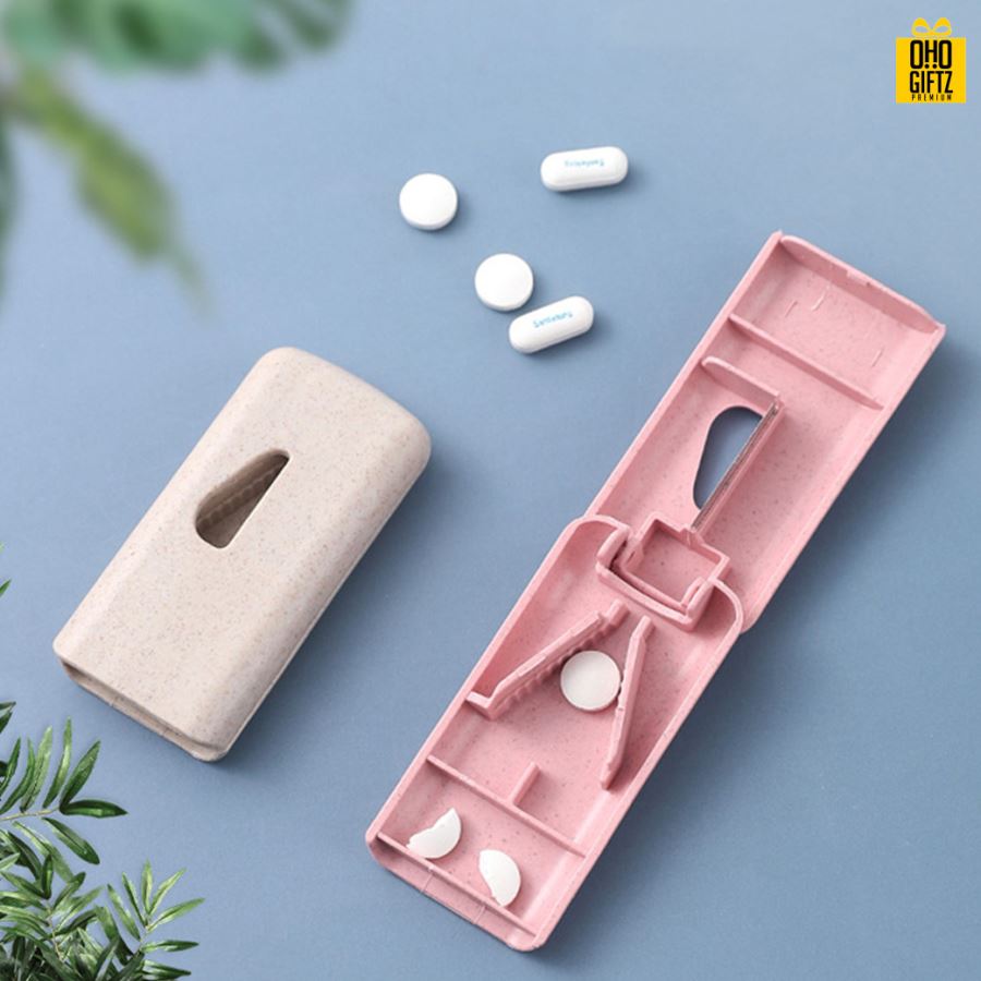 กล่องใส่ยาพร้อมที่ตัดเม็ดยา สกรีนชื่อ สกรีนโลโก้ ทำเป็นของพรีเมี่ยมได้