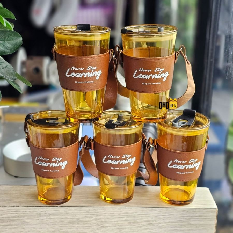 แก้วใสพร้อมปลอกสายหิ้วหนัง สกรีนชื่อ สกรีนโลโก้ ทำเป็นของพรีเมี่ยมได้