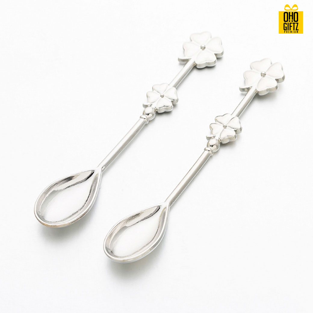 เซตช้อนกาแฟรูปใบโคลเวอร์  พิมพ์สติกเกอร์ชื่อฟรี ทำเป็นของพรีเมี่ยม ของชำร่วยงานเเต่งงานได้