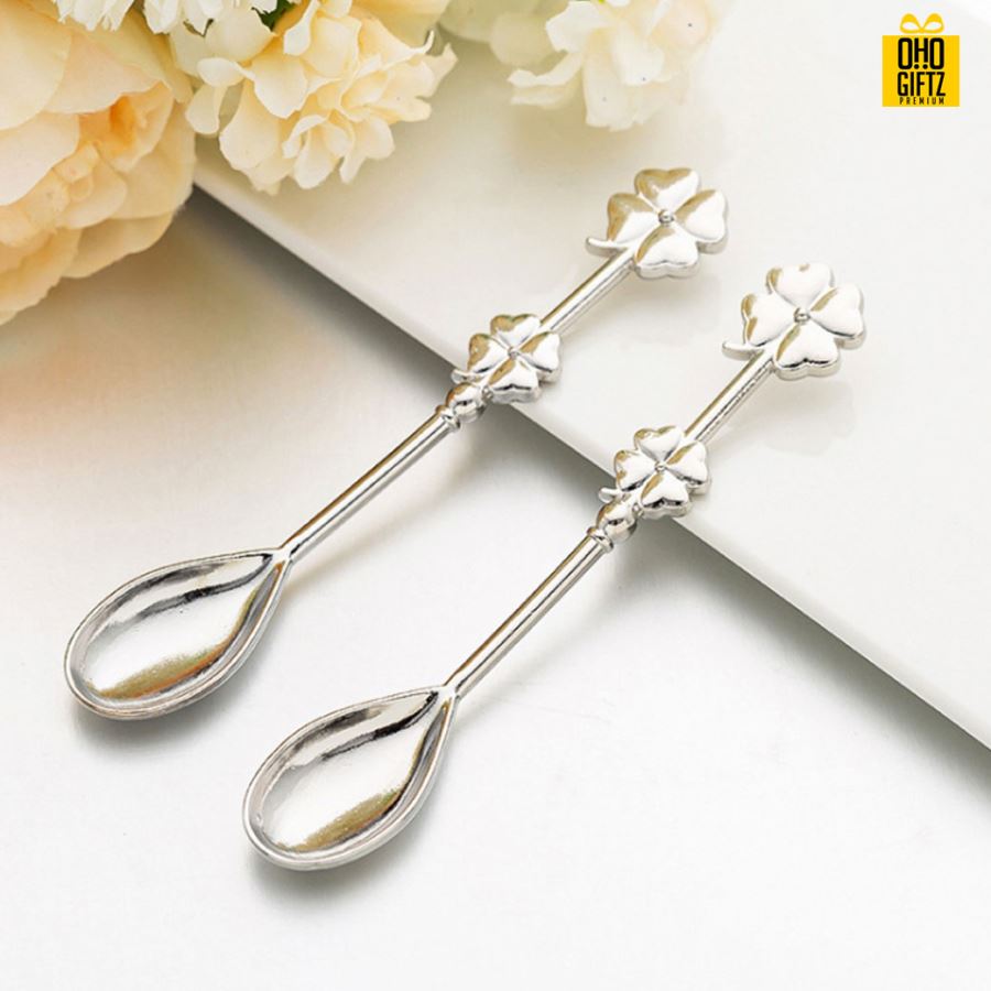 เซตช้อนกาแฟรูปใบโคลเวอร์  พิมพ์สติกเกอร์ชื่อฟรี ทำเป็นของพรีเมี่ยม ของชำร่วยงานเเต่งงานได้