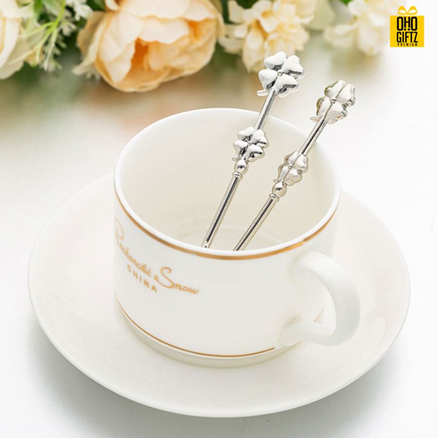 เซตช้อนกาแฟรูปใบโคลเวอร์  พิมพ์สติกเกอร์ชื่อฟรี ทำเป็นของพรีเมี่ยม ของชำร่วยงานเเต่งงานได้