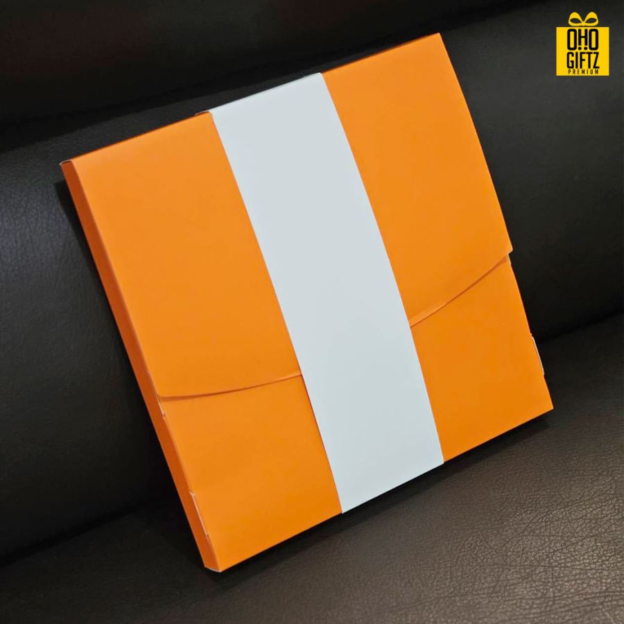 กล่องใส่เสื้อยืด T-Shirt กล่องกระดาษคราฟท์คุณภาพดี มาพร้อมสายคาดสีขาว สามารถติดสติ๊กเกอร์โลโก้เองได้ หรือให้เราสกรีนก็ได้