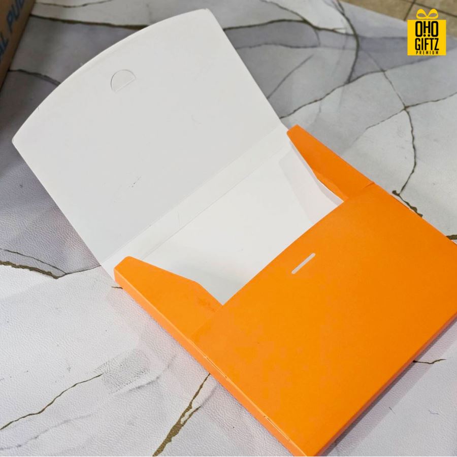 กล่องใส่เสื้อยืด T-Shirt กล่องกระดาษคราฟท์คุณภาพดี มาพร้อมสายคาดสีขาว สามารถติดสติ๊กเกอร์โลโก้เองได้ หรือให้เราสกรีนก็ได้