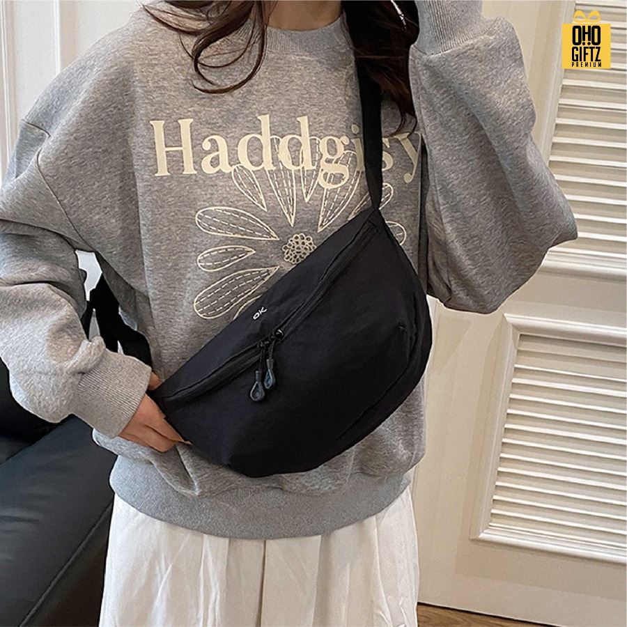 กระเป๋าสะพายทรงเกี๊ยว สกรีนโลโก้ ทำเป็นของพรีเมี่ยมได้