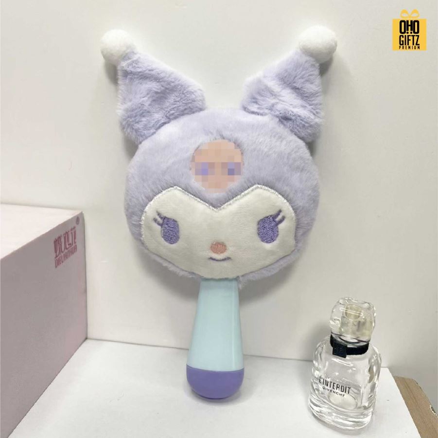 กระจกถือตุ๊กตาผ้า ดีไซน์ตามต้องการ สกรีนชื่อ สกรีนโลโก้ ทำเป็นของพรีเมี่ยมได้