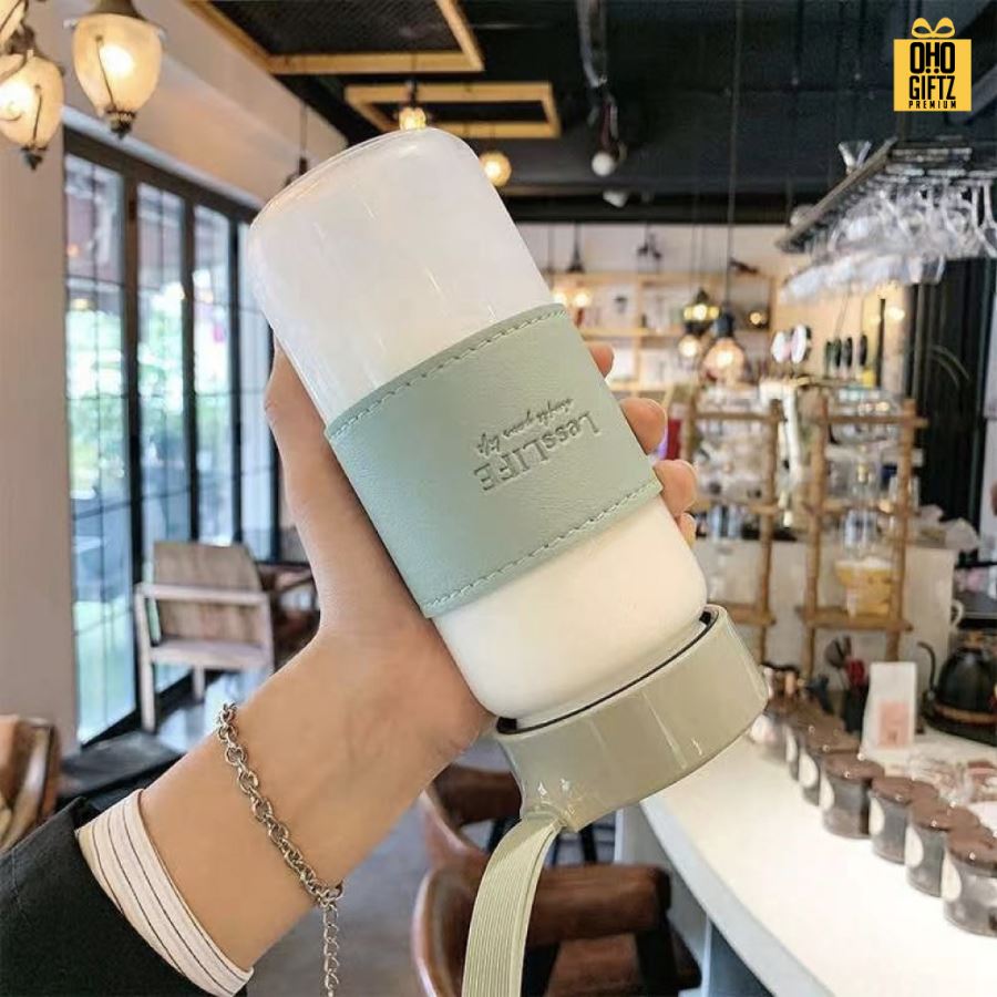 ขวดพลาสติกมีหูหิ้ว และปลอกจับหนัง PU สกรีนโลโก้ ทำเป็นของพรีเมี่ยมได้