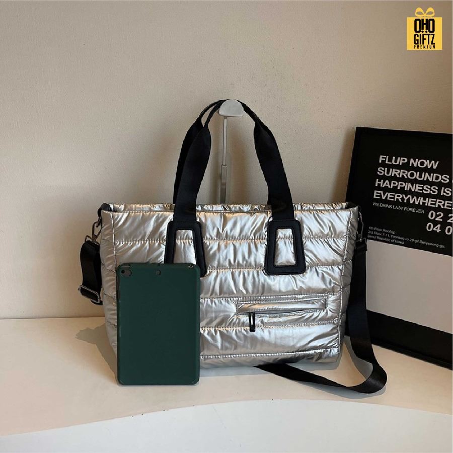 กระเป๋าถือขนาดใหญ่สีเงา สกรีนโลโก้ ทำเป็นของพรีเมี่ยมได้