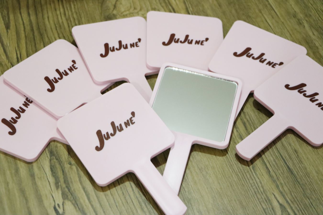 กระจก Hand Mirror mini size สกรีนโลโก้ฟรี1สี1จุด!! ทำเป็นของพรีเมี่ยมได้