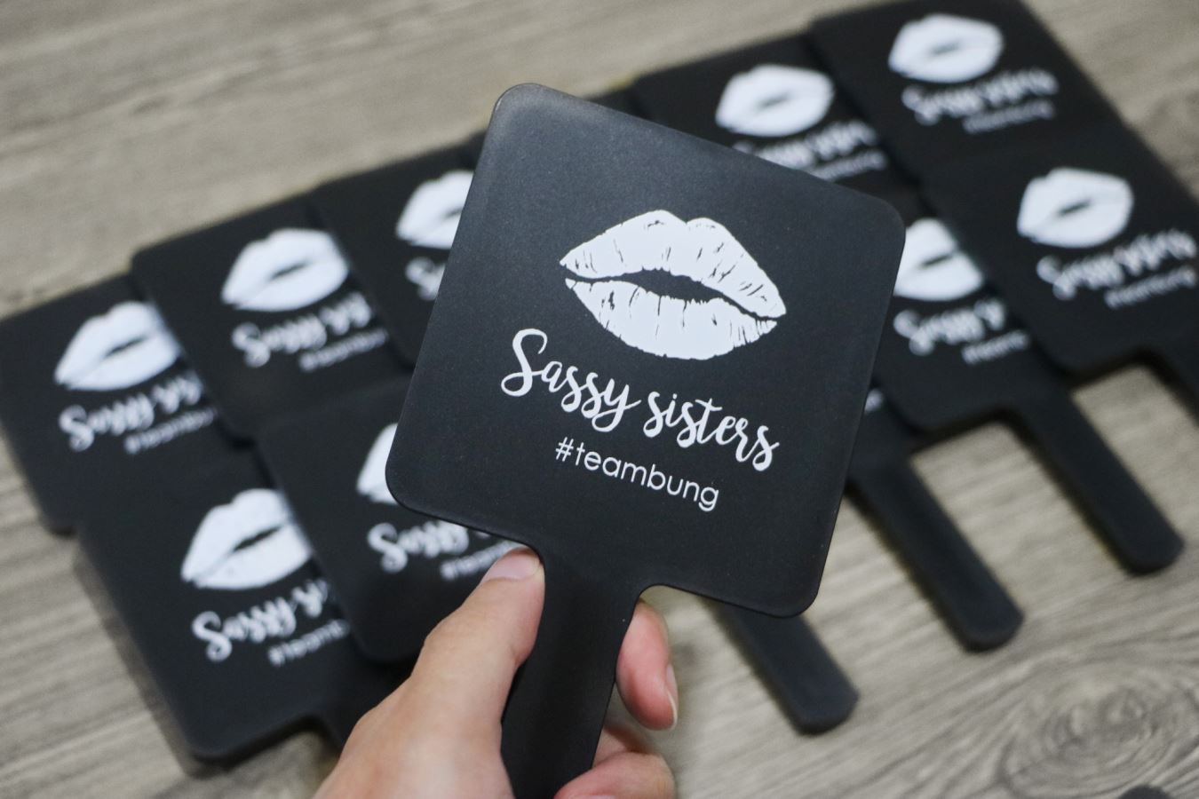 กระจก Hand Mirror mini size สกรีนโลโก้ฟรี1สี1จุด!! ทำเป็นของพรีเมี่ยมได้
