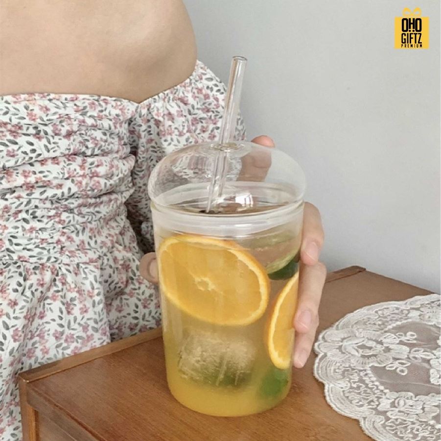 แก้วน้ำทรงมน พร้อมหลอด สกรีนชื่อ สกรีนโลโก้ ทำเป็นของพรีเมี่ยมได้