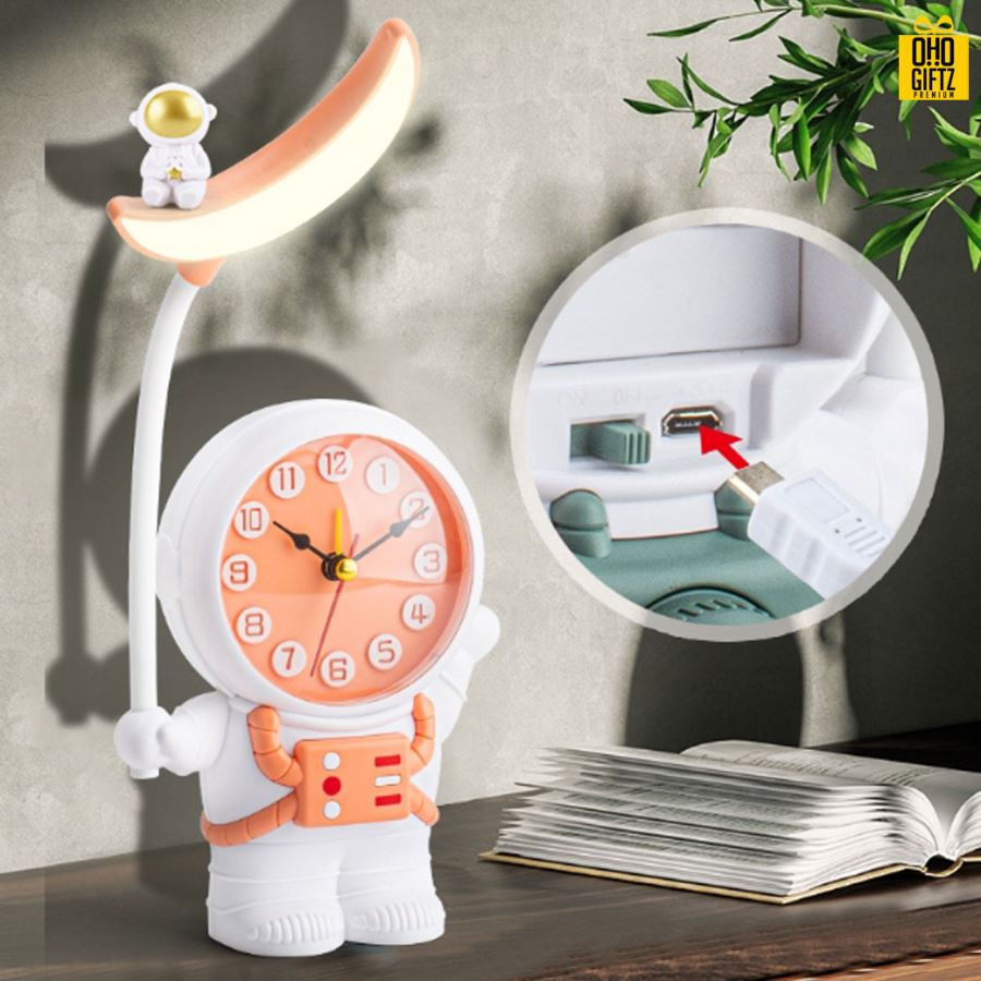 นาฬิกาปลุกนักบินอวกาศพร้อมโคมไฟแบบตั้งโต๊ะ สกรีนชื่อ สกรีนโลโก้ ทำเป็นของพรีเมี่ยมได้ 