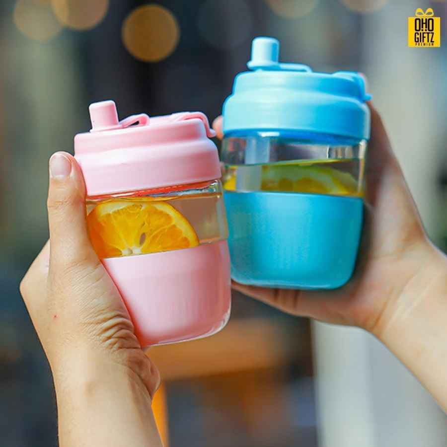 ถ้วยแก้วพร้อมหลอด สกรีนชื่อ โลโก้ฟรี  ทำเป็นของพรีเมี่ยมได้