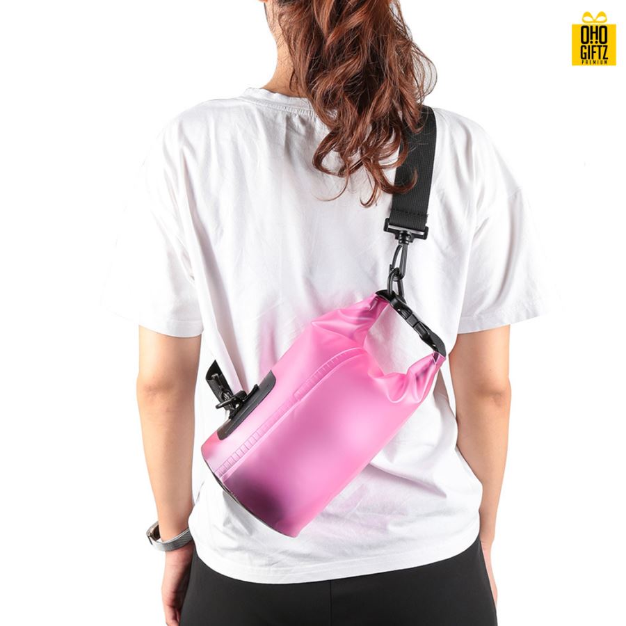 กระเป๋ากันน้ำ PVC สกรีนโลโก้ ทำเป็นของพรีเมี่ยมได้