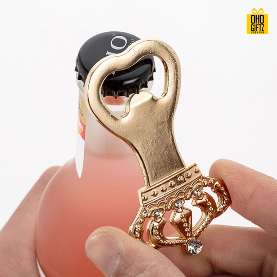 ที่เปิดขวดรูปมงกุฎ พิมพ์สติกเกอร์ชื่อฟรี ทำเป็นของพรีเมี่ยม ของชำร่วยงานเเต่งงานได้