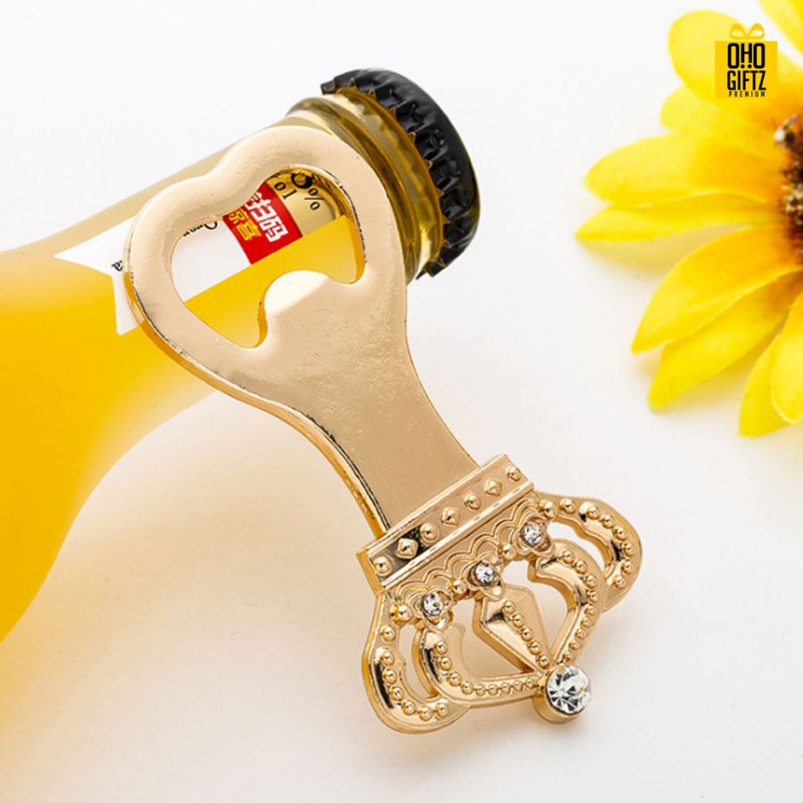 ที่เปิดขวดรูปมงกุฎ พิมพ์สติกเกอร์ชื่อฟรี ทำเป็นของพรีเมี่ยม ของชำร่วยงานเเต่งงานได้