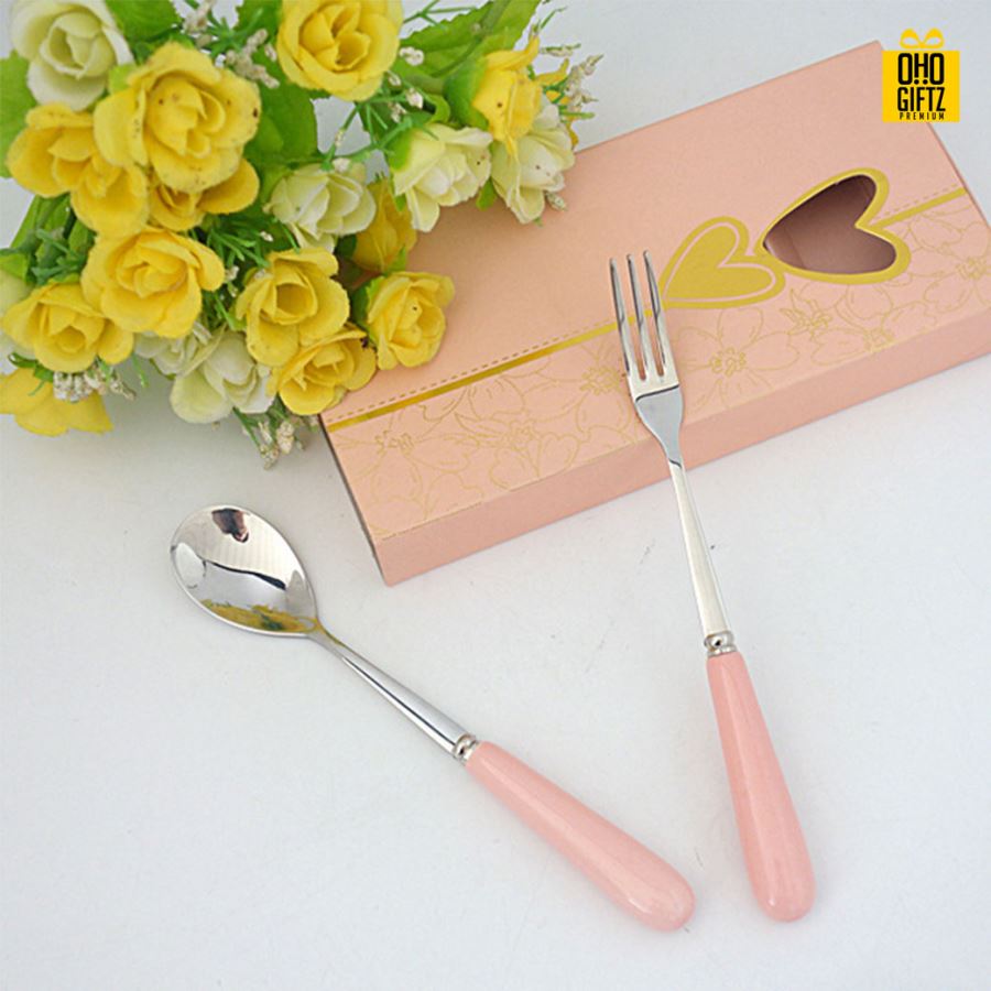 เซตช้อนส้อม พิมพ์สติกเกอร์ชื่อฟรี ทำเป็นของพรีเมี่ยม ของชำร่วยงานเเต่งงานได้