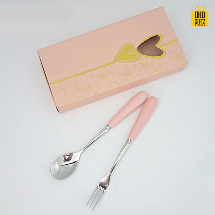 เซตช้อนส้อม พิมพ์สติกเกอร์ชื่อฟรี ทำเป็นของพรีเมี่ยม ของชำร่วยงานเเต่งงานได้