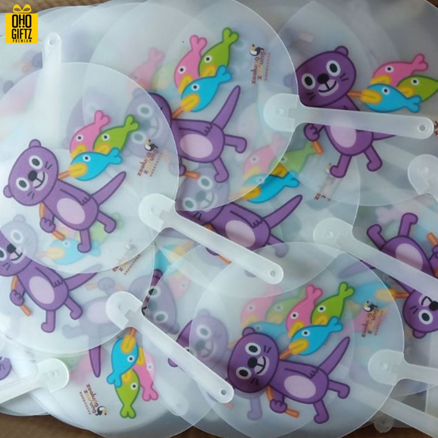 พัดพลาสติก PVC สกรีนโลโก้ พิมพ์ภาพ ทำเป็นสินค้าพรีเมี่ยม ของชำร่วย ของที่ระลึก