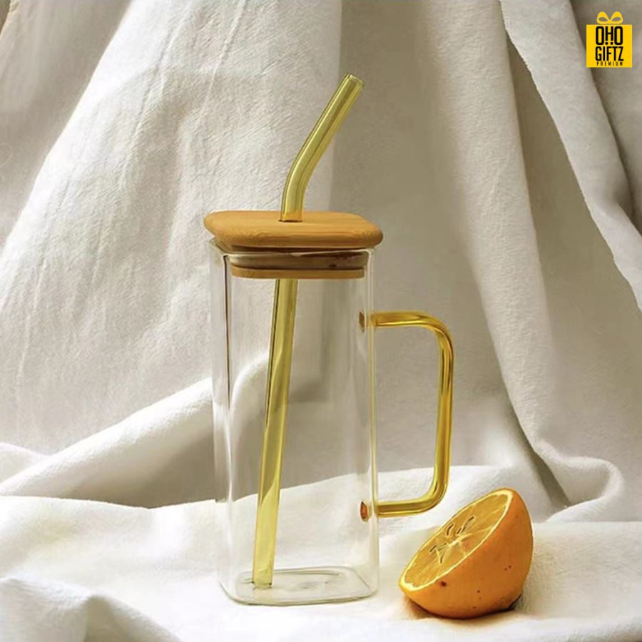 แก้วสี่เหลี่ยมทรงสูงพร้อมฝาปิดไม้ สกรีนชื่อ สกรีนโลโก้ ทำเป็นของพรีเมี่ยมได้