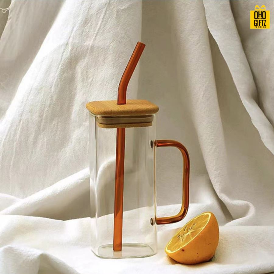 แก้วสี่เหลี่ยมทรงสูงพร้อมฝาปิดไม้ สกรีนชื่อ สกรีนโลโก้ ทำเป็นของพรีเมี่ยมได้