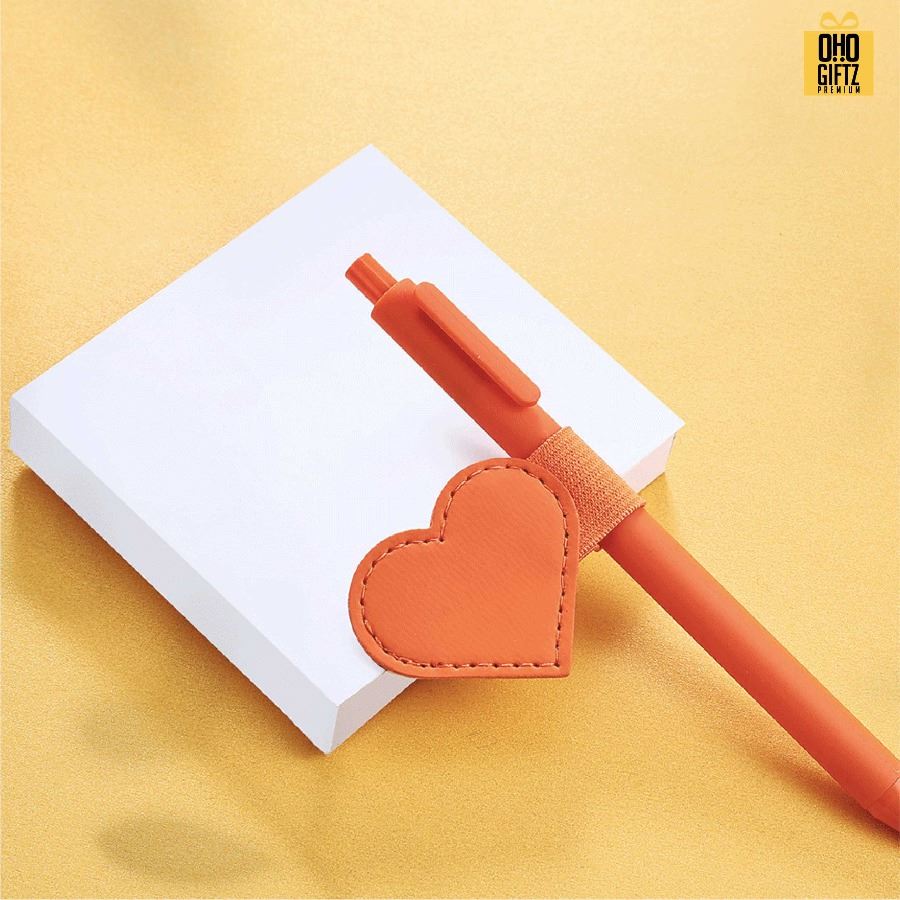 ที่หนีบปากกา PU กับสมุดโน๊ต พร้อมกระดาษรอง สกรีนชื่อ สกรีนโลโก้ ทำเป็นของพรีเมี่ยมได้