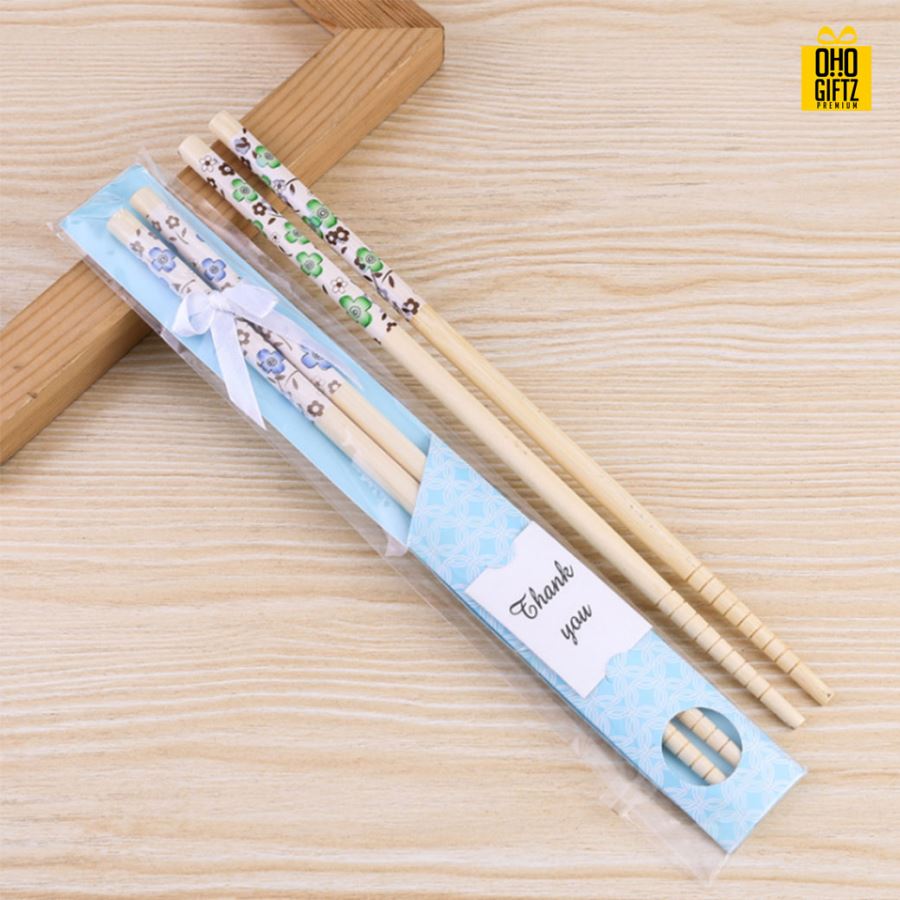 ตะเกียบไม้พร้อมซอง พิมพ์สติกเกอร์ชื่อฟรี ทำเป็นของพรีเมี่ยม ของชำร่วยงานเเต่งงานได้