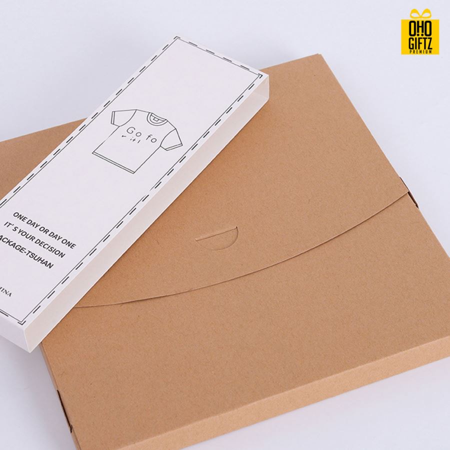 กล่องใส่เสื้อยืด T-Shirt กล่องกระดาษคราฟท์คุณภาพดี มาพร้อมสายคาดสีขาว สามารถติดสติ๊กเกอร์โลโก้เองได้ หรือให้เราสกรีนก็ได้