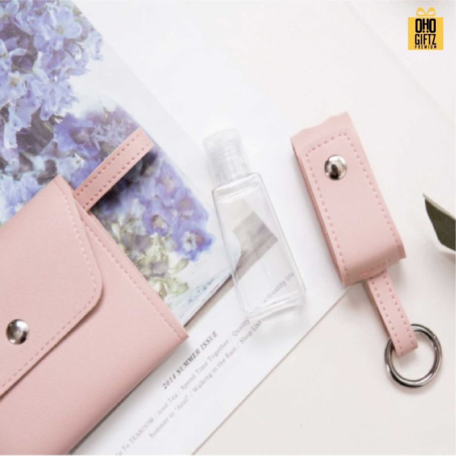 ซองหนัง PU เก็บหน้ากากอนามัยและปลอกขวดเจลแอลกอฮอล์ สกรีนชื่อ สกรีนโลโก้ ทำเป็นของพรีเมี่ยมได้ 