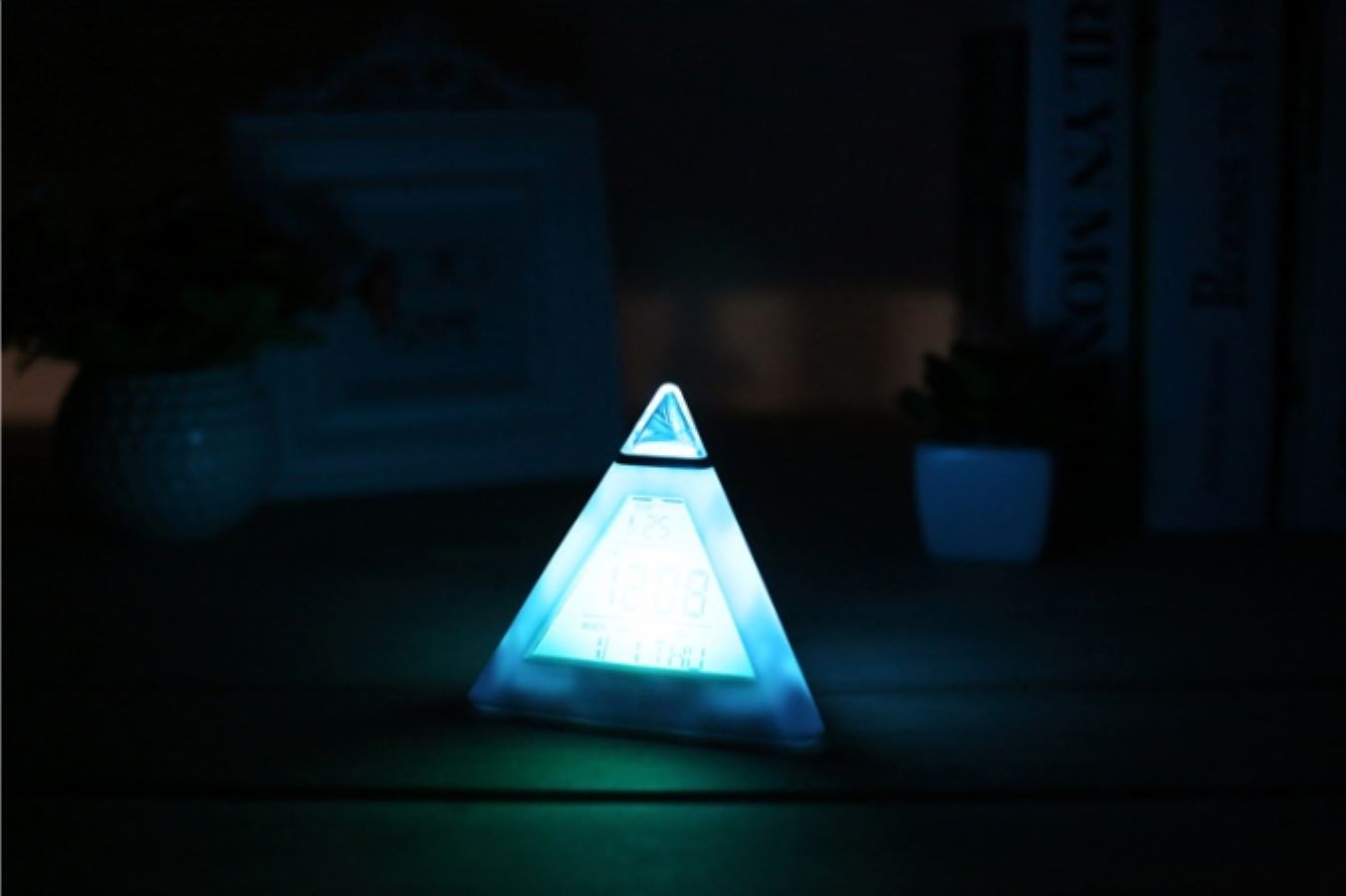 นาฬิกาปลุกพีระมิด ไฟเปลี่ยน 7 สี สกรีนโลโก้ ทำเป็นของพรีเมี่ยมได้