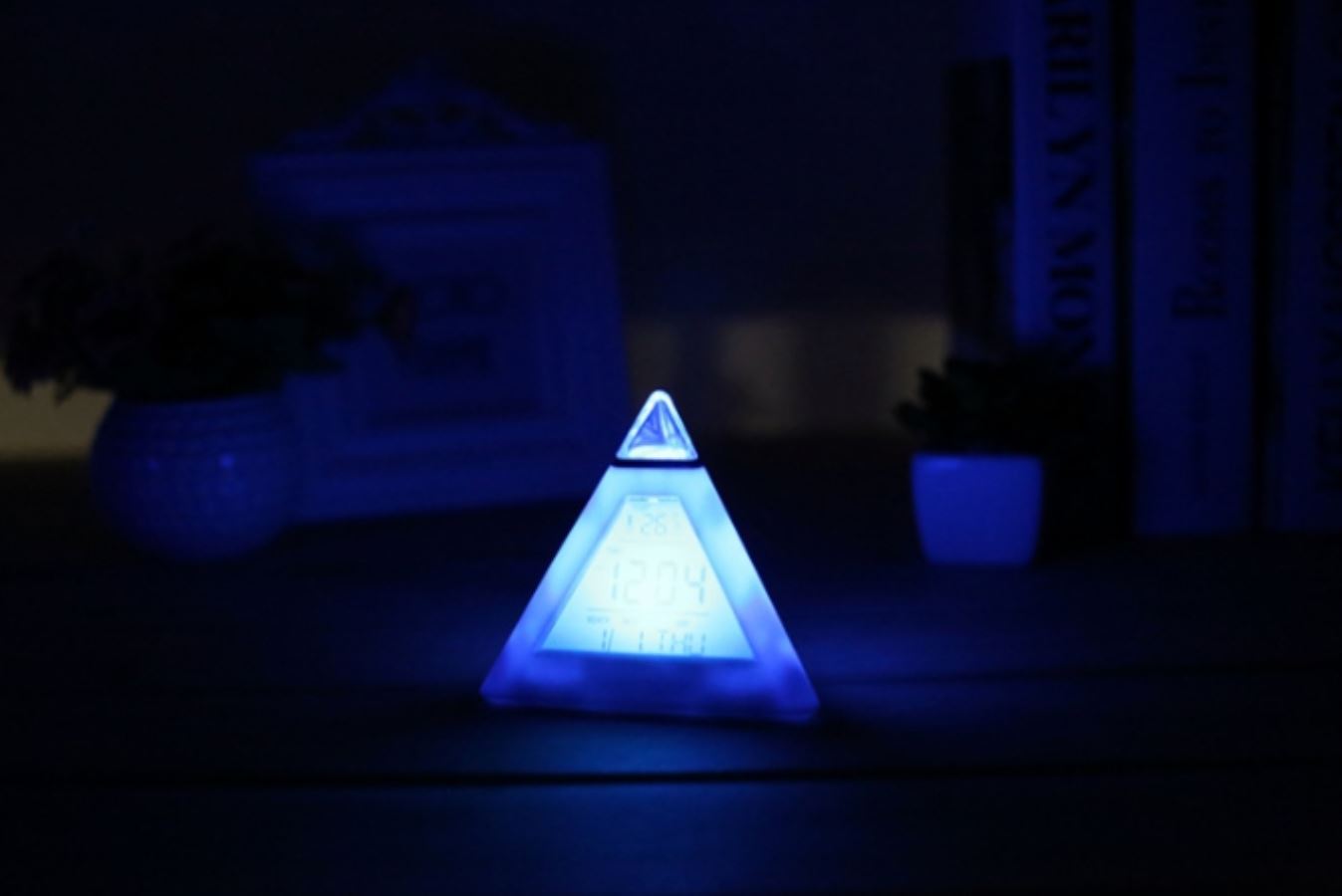 นาฬิกาปลุกพีระมิด ไฟเปลี่ยน 7 สี สกรีนโลโก้ ทำเป็นของพรีเมี่ยมได้