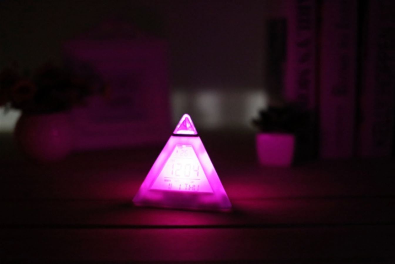 นาฬิกาปลุกพีระมิด ไฟเปลี่ยน 7 สี สกรีนโลโก้ ทำเป็นของพรีเมี่ยมได้