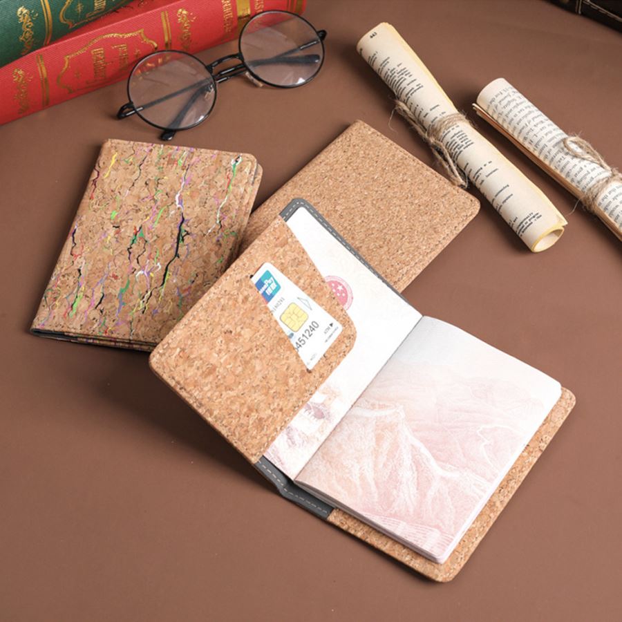 ซองใส่หนังสือเดินทางไม้ก๊อก สกรีนโลโก้ ทำเป็นของพรีเมี่ยม ของที่ระลึก