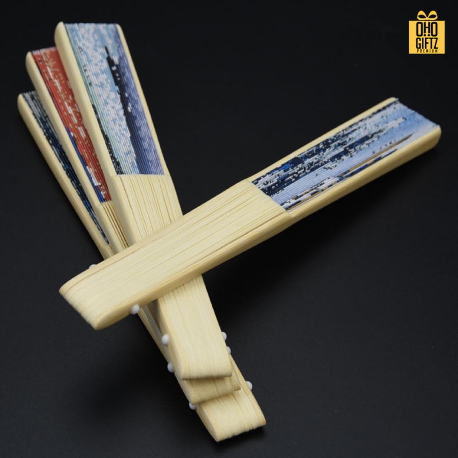 พัดกระดาษก้านไม้ฉลุ พิมพ์ลายตามต้องการ สกรีนภาพ ทำเป็นสินค้าพรีเมี่ยม ของชำร่วย ของที่ระลึกได้