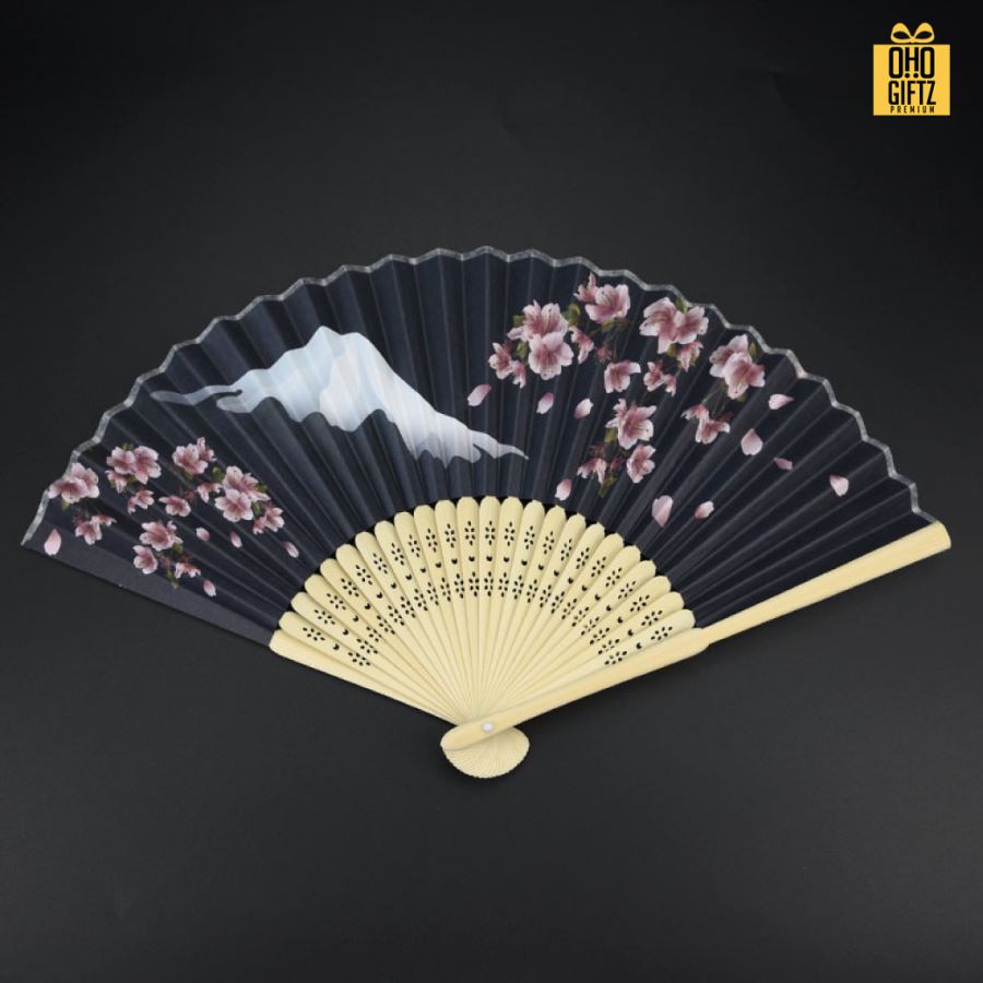 พัดกระดาษก้านไม้ฉลุ พิมพ์ลายตามต้องการ สกรีนภาพ ทำเป็นสินค้าพรีเมี่ยม ของชำร่วย ของที่ระลึกได้