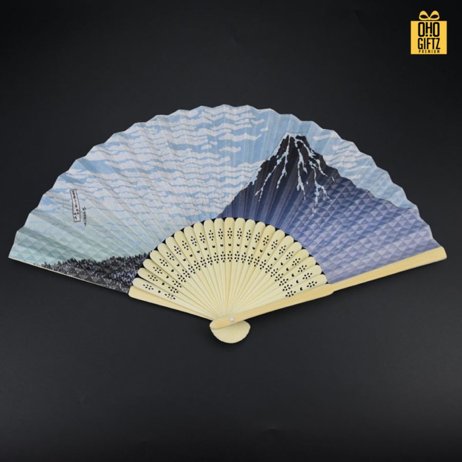 พัดกระดาษก้านไม้ฉลุ พิมพ์ลายตามต้องการ สกรีนภาพ ทำเป็นสินค้าพรีเมี่ยม ของชำร่วย ของที่ระลึกได้