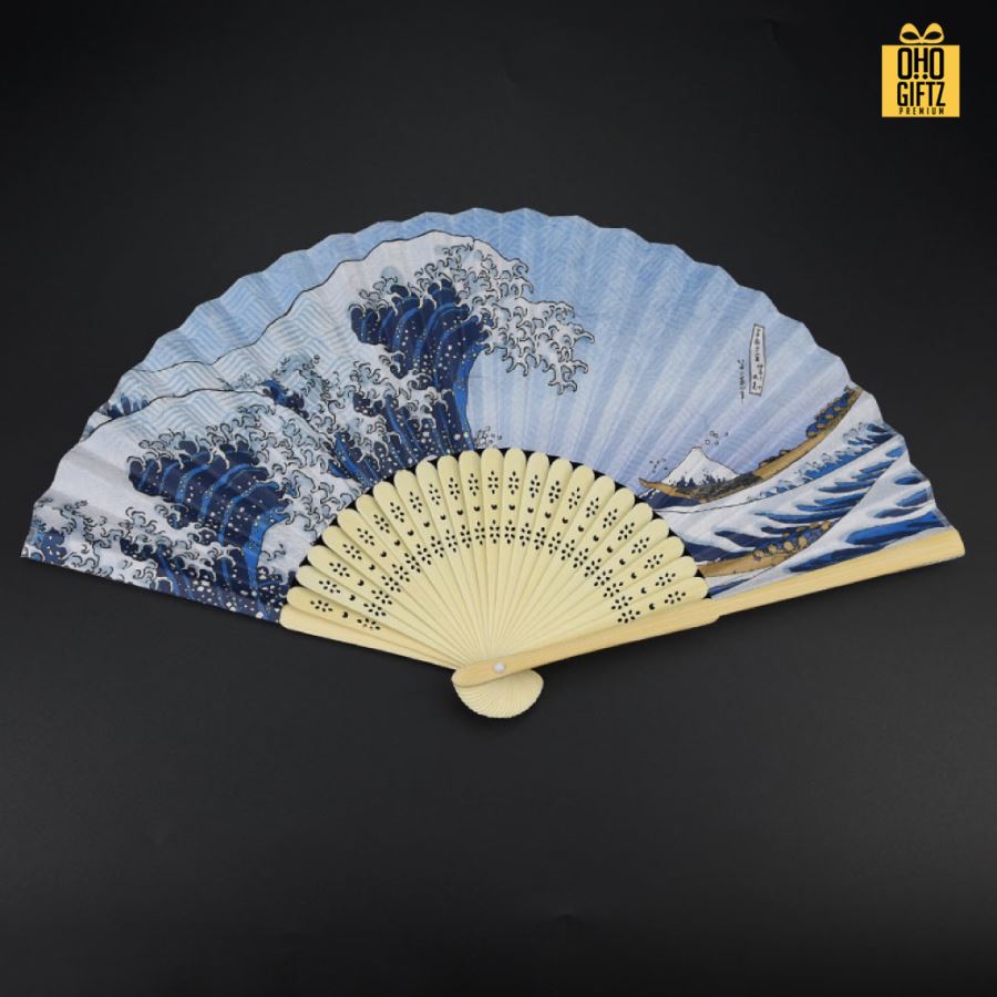 พัดกระดาษก้านไม้ฉลุ พิมพ์ลายตามต้องการ สกรีนภาพ ทำเป็นสินค้าพรีเมี่ยม ของชำร่วย ของที่ระลึกได้