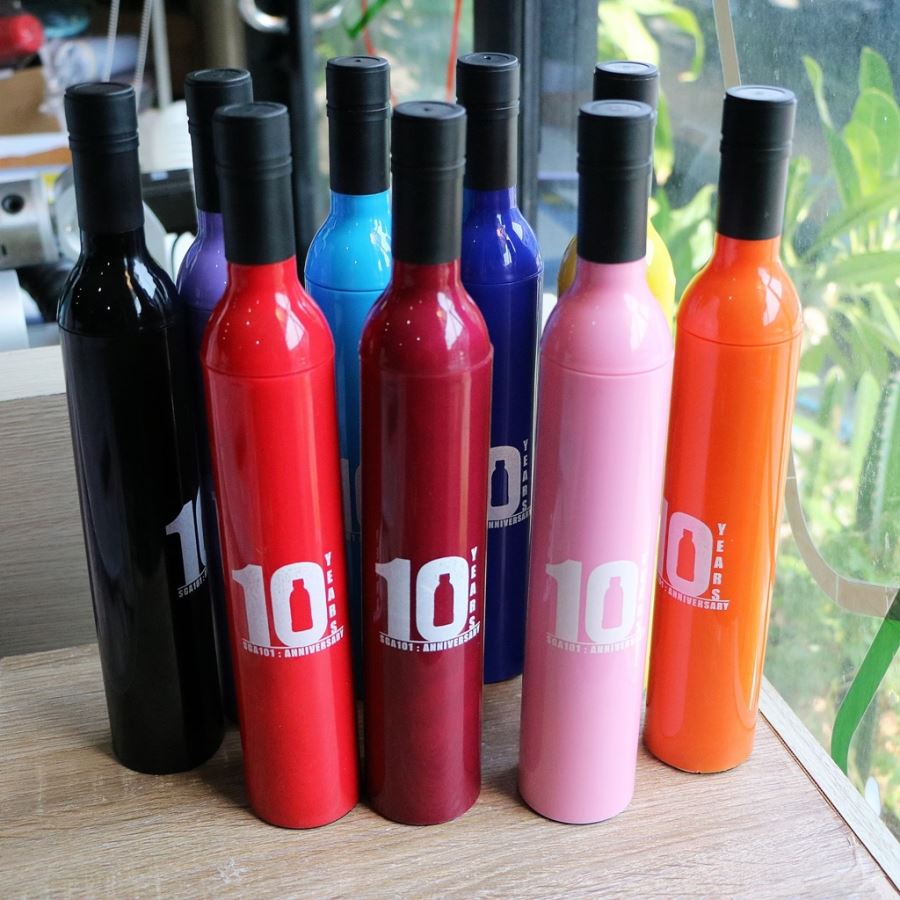 ร่มทรงขวดพับเก็บได้ สกรีนโลโก้ ทำเป็นสินค้าพรีเมี่ยม ของชำร่วย ของที่ระลึก